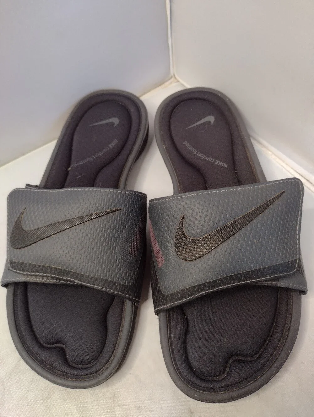 Nike Benassi Solarsoft Mens 9 Black Gray Comfort Slide Sandal A32